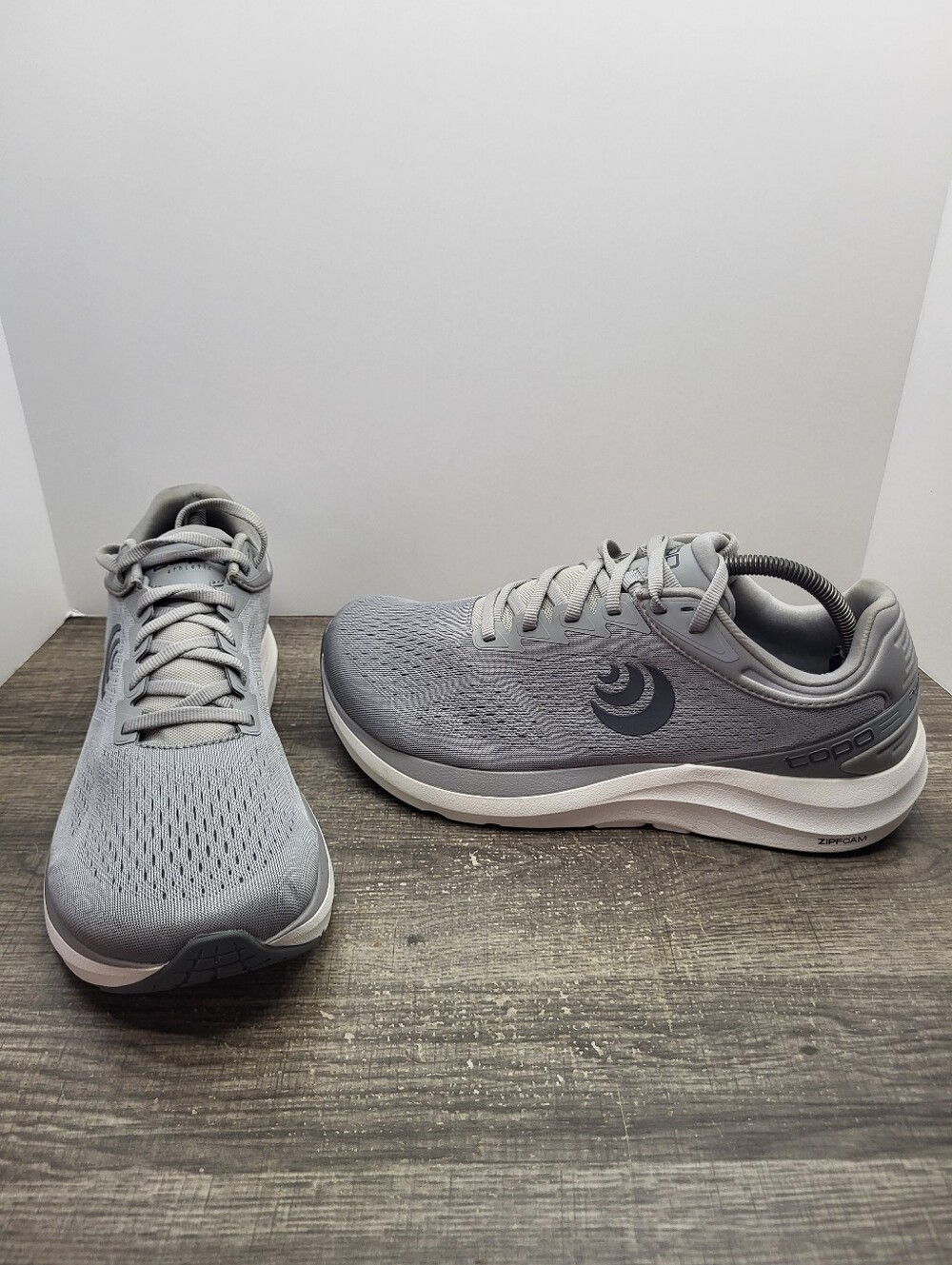 Topo Athletic Phantom 3 Running Shoes Mens Size 10.5 Wide Athletic Grey Sneakers